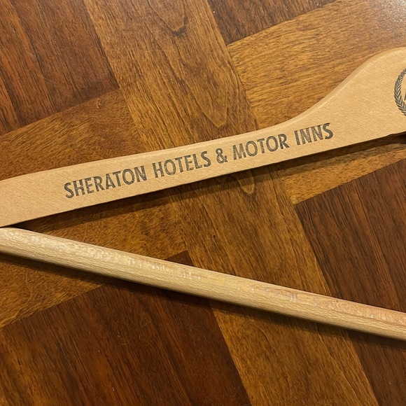 VINTAGE WOODEN HANGER - SHERATON HOTELS & MOTOR INNS - NICE COLLECTIBLE! - Picture 2 of 8